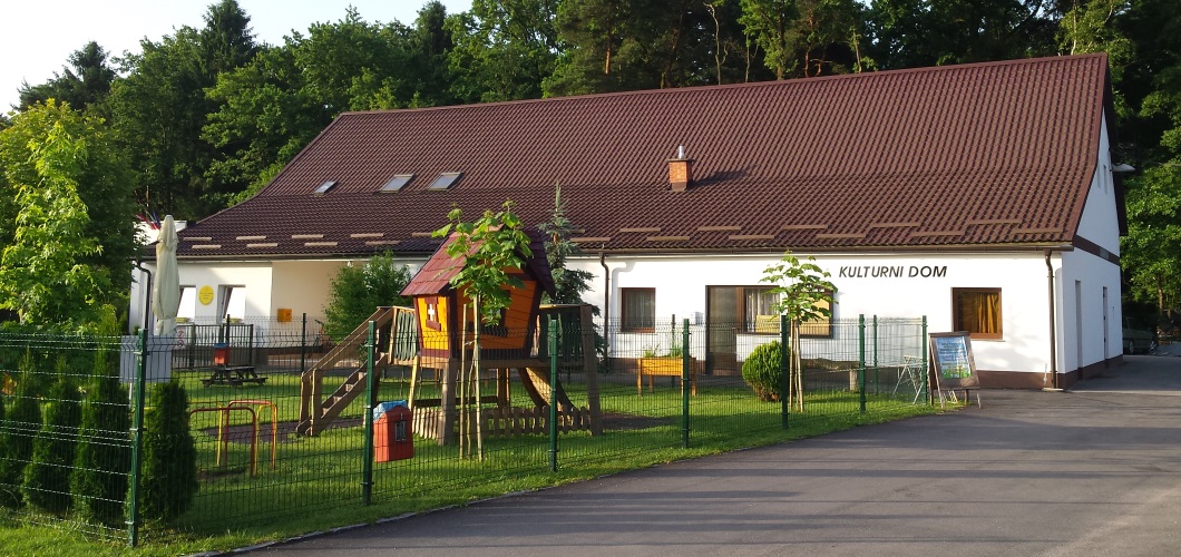 Otrosko igri��e vrtca, vrtec, sede� KS in dru�tev ter kulturni dom