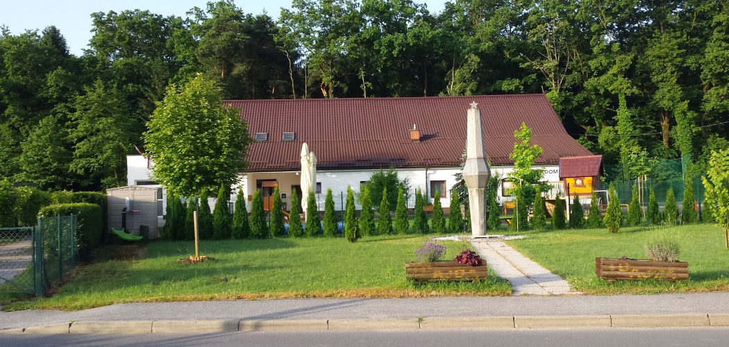 Spomenik NOB, otro�ko igri��e, vrtec, sede� KS in dru�tev ter kulturni dom